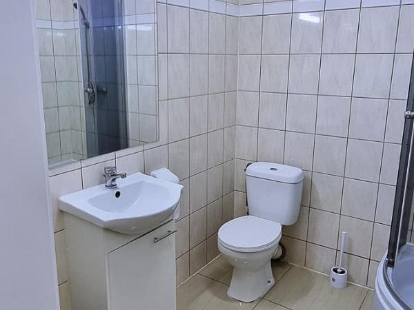 Hotel Dworek : photo 4 de la chambre chambre triple avec salle de bains privative