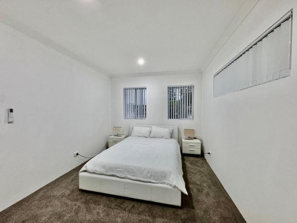 43 Drew Road Ardross WA 6153 : photo 3 de la chambre chambre double avec salle de bains privative