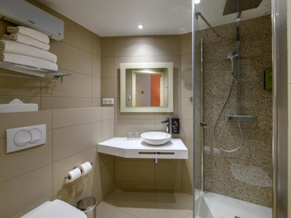 Best Western Plus Ajaccio Amirauté : photo 3 de la chambre suite 2 chambres avec terrasse et 2 salles de bains