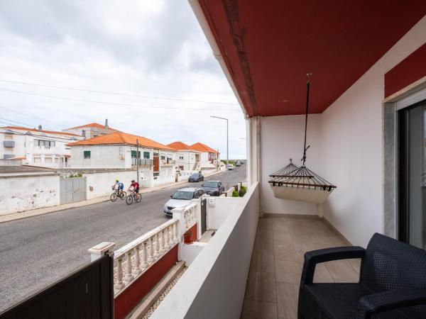 West Side Guesthouse : photo 1 de la chambre chambre lit king-size avec balcon