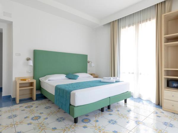 Napolit'amo Hotel Medina : photo 3 de la chambre chambre double ou lits jumeaux - vue sur ville