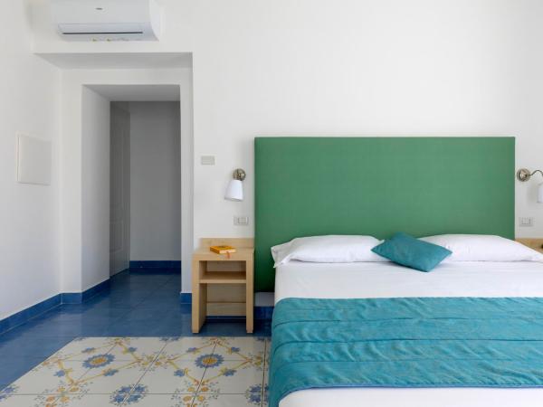 Napolit'amo Hotel Medina : photo 7 de la chambre chambre double ou lits jumeaux de luxe avec balcon et vue sur la ville