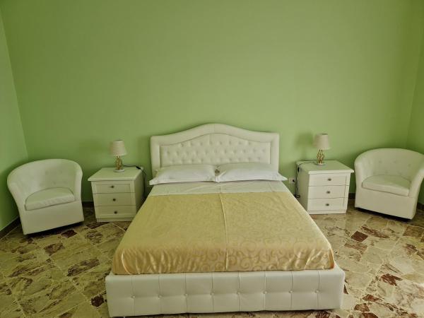 VILLA ESMERALDA : photo 2 de la chambre hébergement familiale 2 chambres avec balcon - vue sur mer