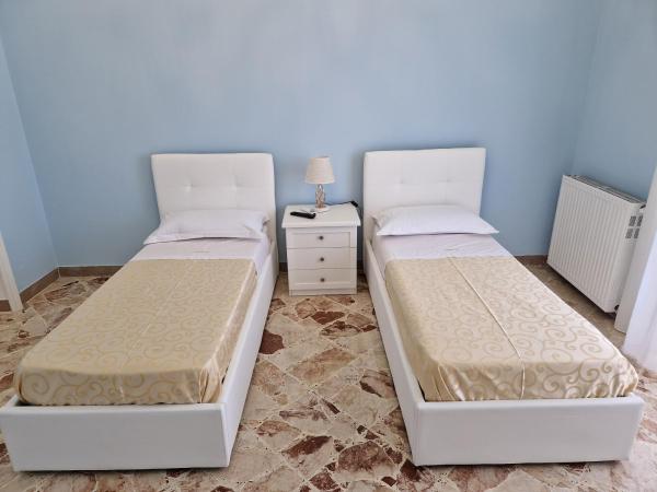 VILLA ESMERALDA : photo 5 de la chambre hébergement familiale 2 chambres avec balcon - vue sur mer