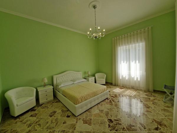 VILLA ESMERALDA : photo 3 de la chambre hébergement familiale 2 chambres avec balcon - vue sur mer