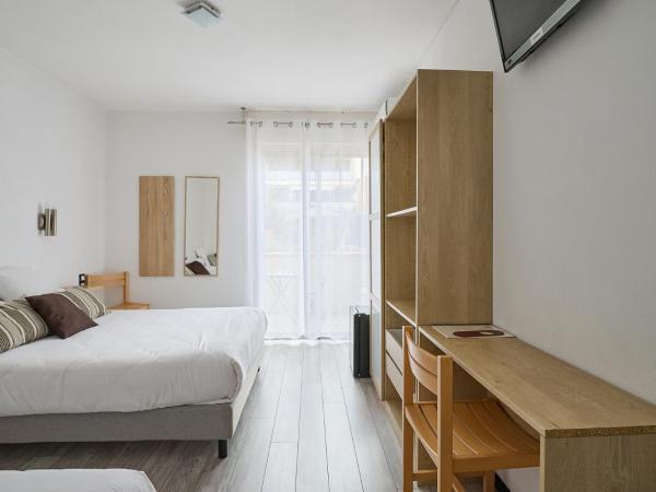 Hôtel Les Mimosas : photo 1 de la chambre chambre triple confort - côté cour