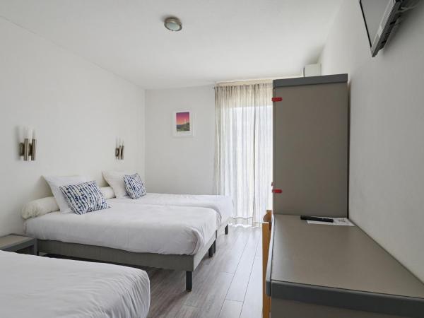 Hôtel Les Mimosas : photo 1 de la chambre chambre triple confort avec 3 lits simples - côté cour