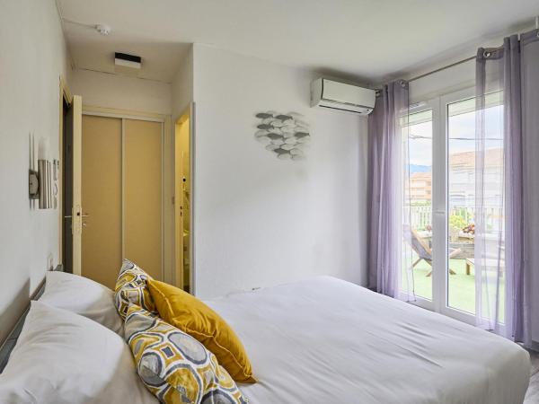 Hôtel Les Mimosas : photo 1 de la chambre chambre double confort avec terrasse et climatisation