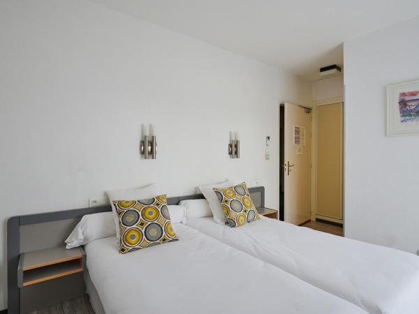 Hôtel Les Mimosas : photo 2 de la chambre chambre lits jumeaux confort avec balcon et climatisation - côté rue