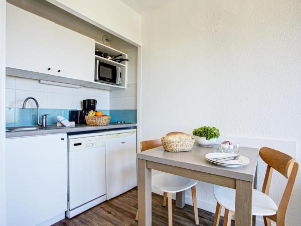 Residence Pierre & Vacances Les Balcons de Collioure : photo 6 de la chambre studio supérieur avec climatisation et terrasse ou balcon (2 personnes) - vue sur mer