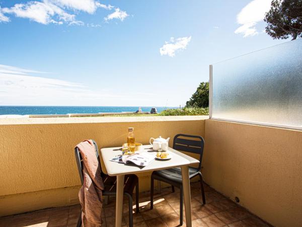 Residence Pierre & Vacances Les Balcons de Collioure : photo 7 de la chambre studio supérieur avec climatisation et terrasse ou balcon (2 personnes) - vue sur mer