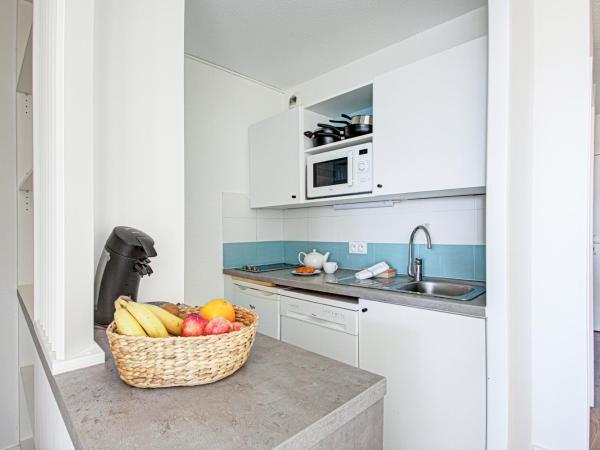 Residence Pierre & Vacances Les Balcons de Collioure : photo 2 de la chambre studio supérieur avec coin nuit dans alcôve, climatisation et terrasse ou balcon (4 personnes)