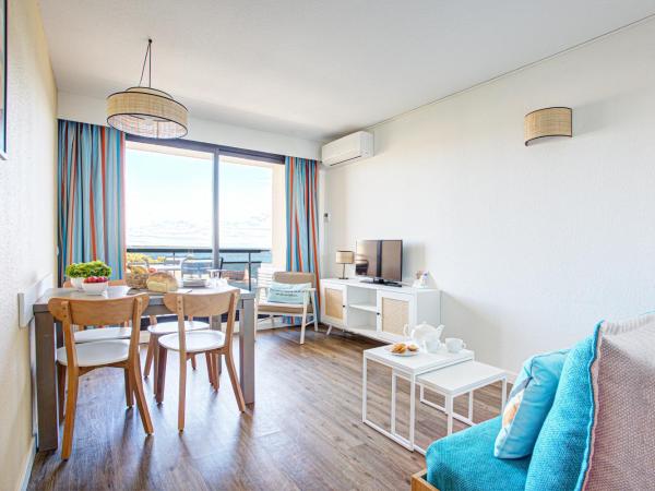 Residence Pierre & Vacances Les Balcons de Collioure : photo 4 de la chambre studio supérieur avec coin nuit dans alcôve, climatisation et terrasse ou balcon (4 personnes)