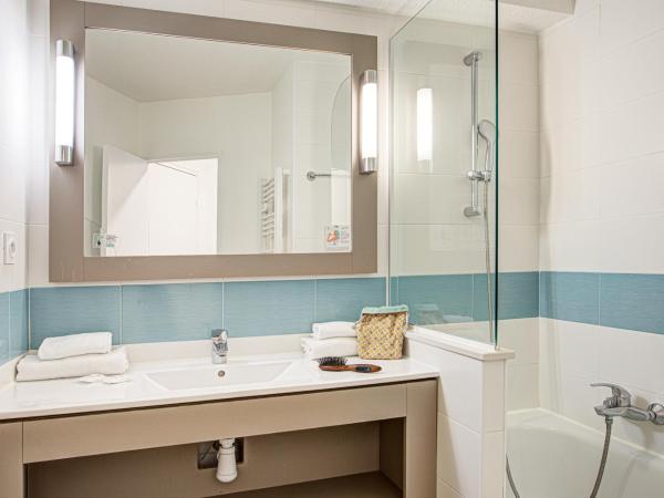 Residence Pierre & Vacances Les Balcons de Collioure : photo 6 de la chambre studio supérieur avec coin nuit dans alcôve, climatisation et terrasse ou balcon (2 adultes et 2 enfants) - vue sur mer
