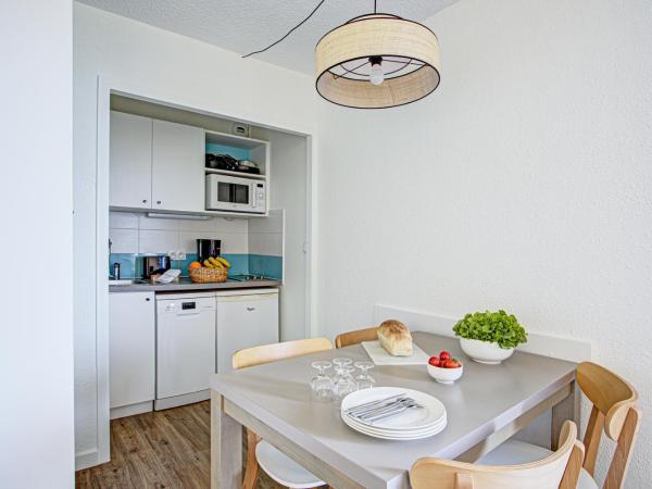 Residence Pierre & Vacances Les Balcons de Collioure : photo 4 de la chambre studio supérieur avec coin nuit dans alcôve, climatisation et terrasse ou balcon (2 adultes et 2 enfants) - vue sur mer