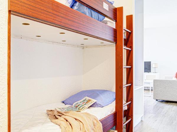 Residence Pierre & Vacances Les Balcons de Collioure : photo 5 de la chambre studio supérieur avec coin nuit dans alcôve, climatisation et terrasse ou balcon (2 adultes et 2 enfants) - vue sur mer