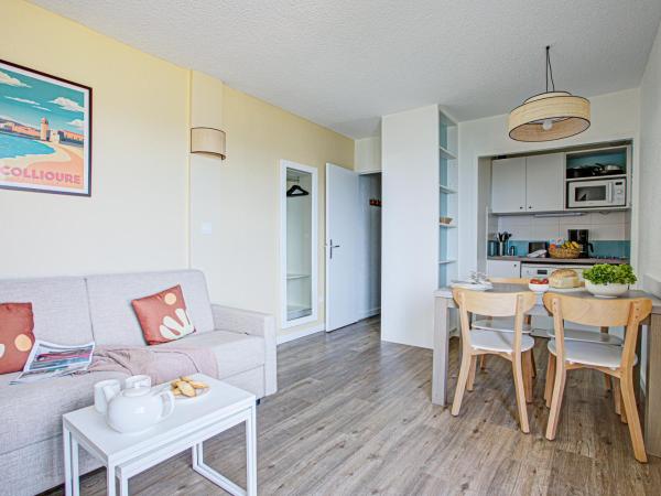 Residence Pierre & Vacances Les Balcons de Collioure : photo 3 de la chambre studio supérieur avec coin nuit dans alcôve, climatisation et terrasse ou balcon (2 adultes et 2 enfants) - vue sur mer