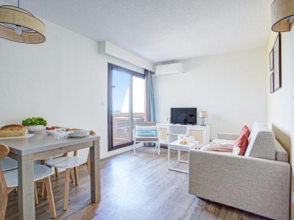 Residence Pierre & Vacances Les Balcons de Collioure : photo 2 de la chambre studio supérieur avec coin nuit dans alcôve, climatisation et terrasse ou balcon (2 adultes et 2 enfants) - vue sur mer