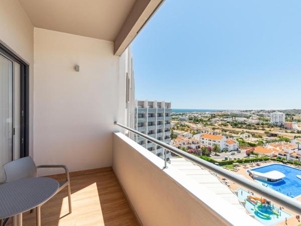 Jupiter Albufeira Hotel - Family & Fun - All Inclusive : photo 1 de la chambre chambre familiale (3 adultes + 1 enfant jusqu'à 12 ans)