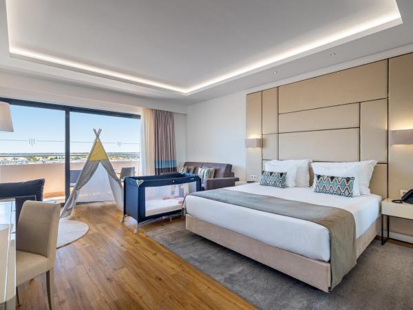 Jupiter Albufeira Hotel - Family & Fun - All Inclusive : photo 2 de la chambre chambre familiale (3 adultes + 1 enfant jusqu'à 12 ans)