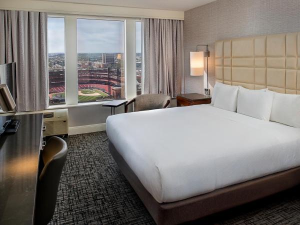 Hilton St. Louis at the Ballpark : photo 1 de la chambre chambre king premium avec vue sur le stade