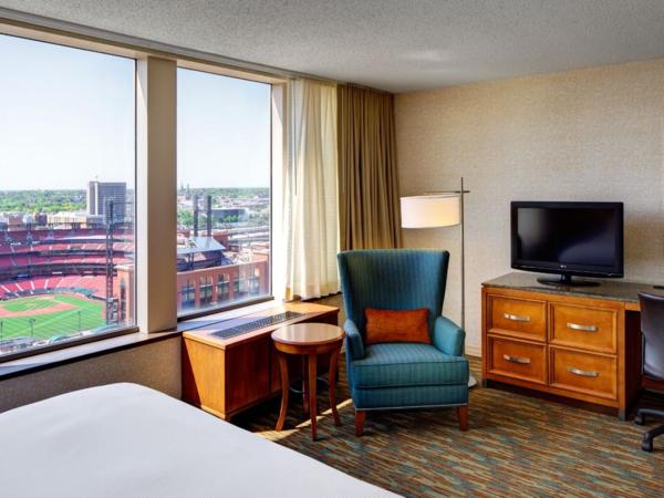 Hilton St. Louis at the Ballpark : photo 5 de la chambre chambre king premium avec vue sur le stade