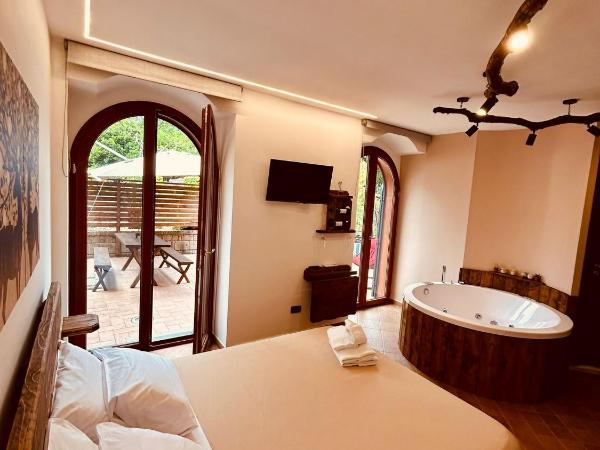 Villetta Capodimonte : photo 3 de la chambre chambre lit queen-size avec baignoire spa