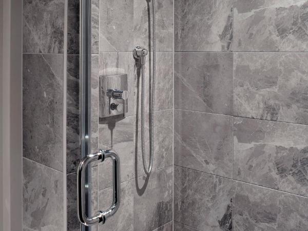 Niagara Falls Marriott Fallsview Hotel & Spa : photo 1 de la chambre chambre lit king-size avec baignoire spa et vue sur les chutes