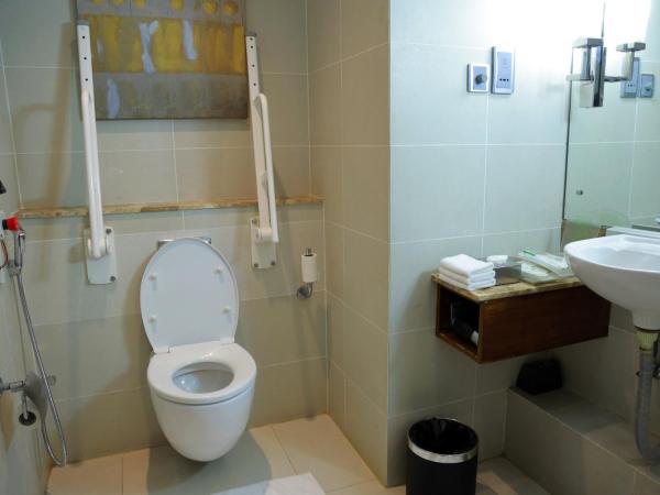 Holiday Inn Cochin, an IHG Hotel : photo 8 de la chambre chambre lit king-size - accessible aux personnes à mobilité réduite