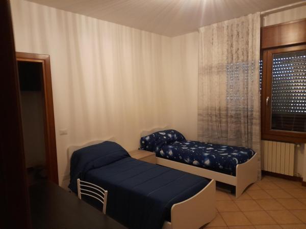 Tolle : photo 2 de la chambre chambre lits jumeaux avec salle de bains privative