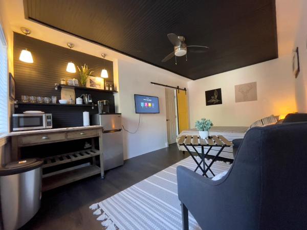 Lovely Spacious Guesthouse in Mills 50 District : photo 1 de la chambre chambre double