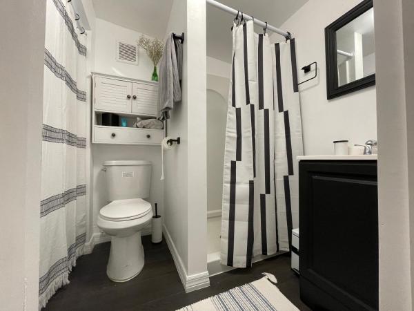 Lovely Spacious Guesthouse in Mills 50 District : photo 2 de la chambre chambre double