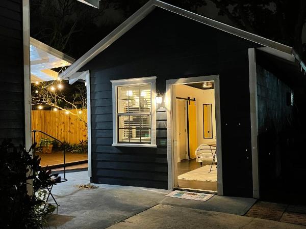 Lovely Spacious Guesthouse in Mills 50 District : photo 4 de la chambre chambre double