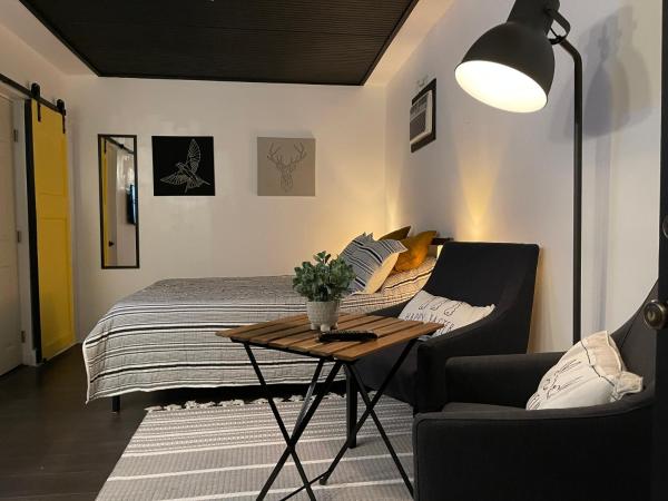 Lovely Spacious Guesthouse in Mills 50 District : photo 7 de la chambre chambre double