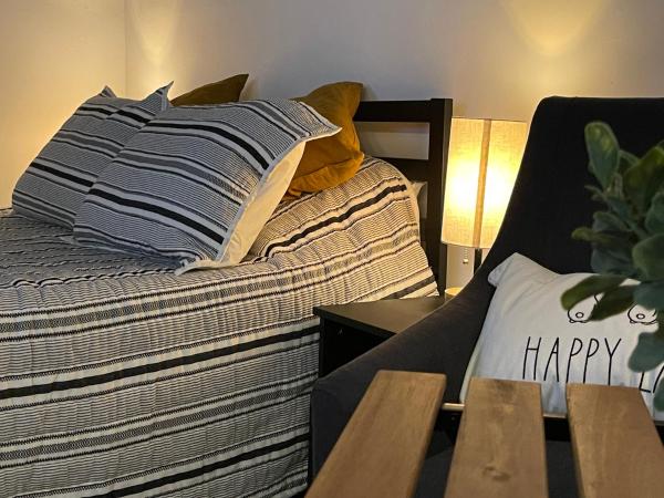 Lovely Spacious Guesthouse in Mills 50 District : photo 8 de la chambre chambre double