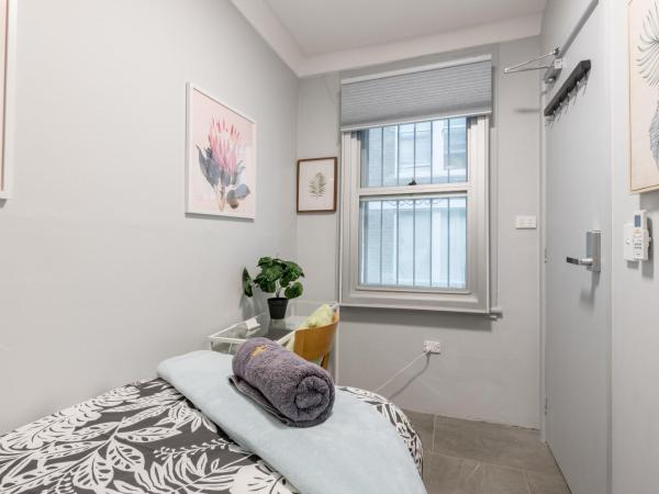 Chic Single Room - AC - Next to Central Station - Nearby CBD USYD UTS Top Viewed Bistros - Shared Bathroom : photo 3 de la chambre chambre simple avec salle de bains commune