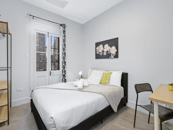 Prime Double Room - AC - Seconds to Central CBD - Near UTS& USYD& Darling Harbour& High Rated Restaurants - Shared Bathroom : photo 2 de la chambre chambre double avec salle de bains commune