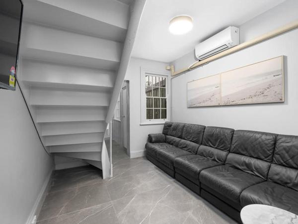 Prime Double Room - AC - Seconds to Central CBD - Near UTS& USYD& Darling Harbour& High Rated Restaurants - Shared Bathroom : photo 8 de la chambre chambre double avec salle de bains commune