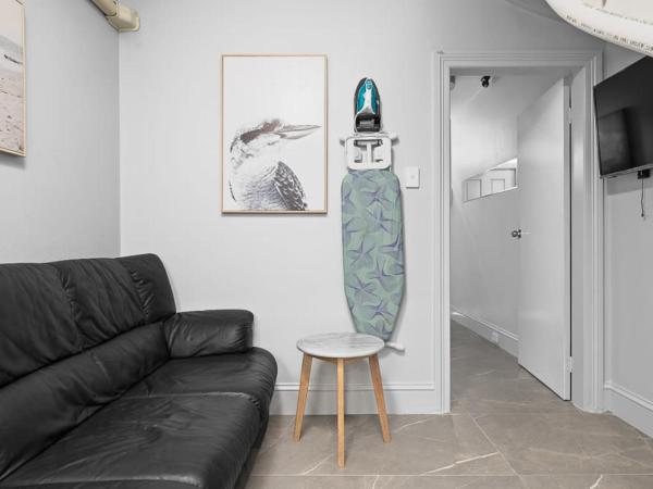 Prime Double Room - AC - Seconds to Central CBD - Near UTS& USYD& Darling Harbour& High Rated Restaurants - Shared Bathroom : photo 10 de la chambre chambre double avec salle de bains commune