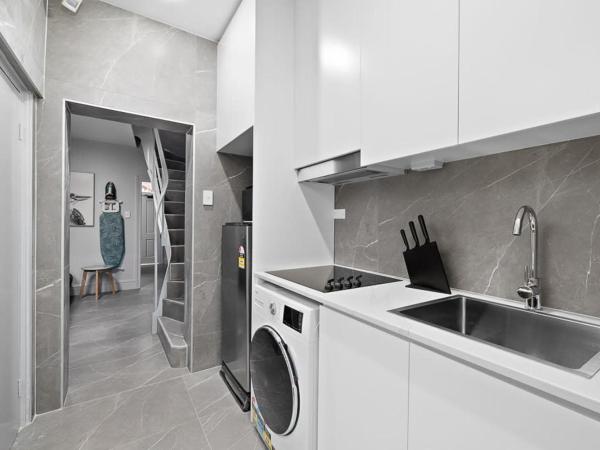 Modern Double Room - AC - Seconds to Central CBD - Near UTS& USYD& Darling Harbour& ICC&High Rated Restaurants - Shared Bathroom : photo 5 de la chambre chambre double avec salle de bains commune