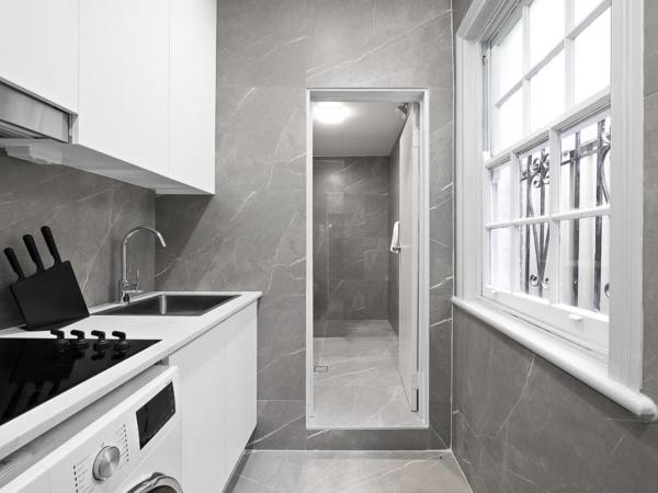 Modern Double Room - AC - Seconds to Central CBD - Near UTS& USYD& Darling Harbour& ICC&High Rated Restaurants - Shared Bathroom : photo 9 de la chambre chambre double avec salle de bains commune