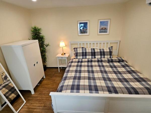 Bungalow 8 - Luxury 1-Bedroom Guest House in JVT : photo 4 de la chambre chambre lit king-size supérieure