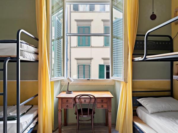 Ostello Bello Firenze : photo 4 de la chambre chambre quadruple avec salle de bains privative