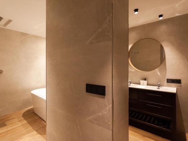 Welldone Sierpes Boutique : photo 1 de la chambre suite lit king-size avec baignoire spa