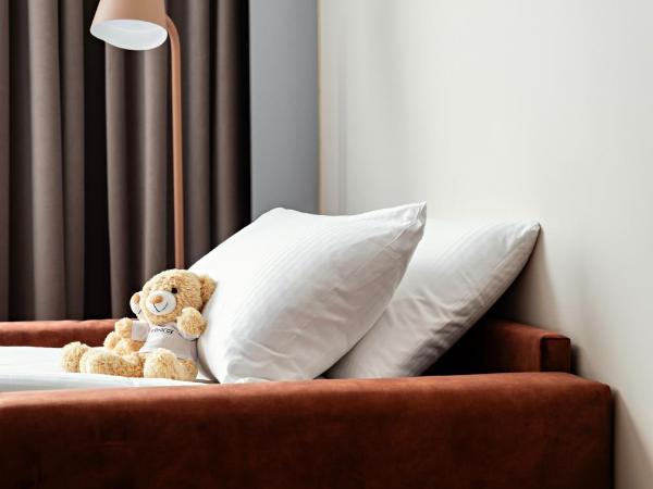 Pullman Paris Centre - Bercy : photo 9 de la chambre chambre supérieure avec deux lits simples et un canapé enfant