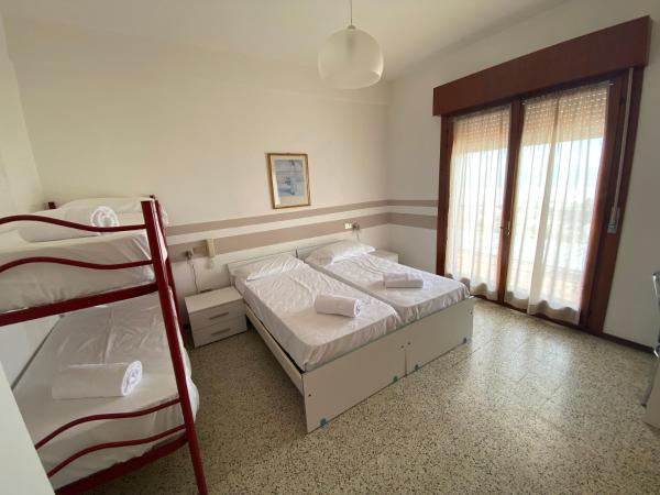 Villa Garda : photo 7 de la chambre chambre quadruple avec balcon