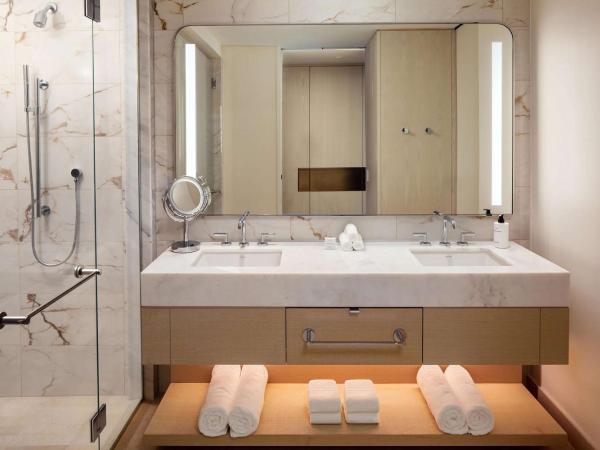 Conrad Orlando : photo 5 de la chambre chambre lit king-size avec balcon - vue sur lagune