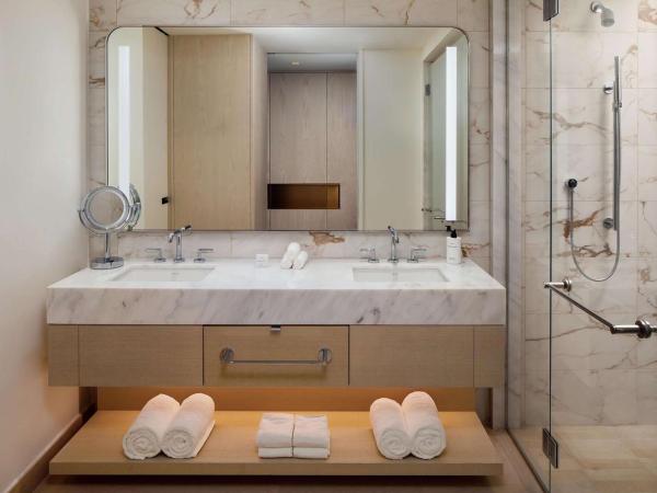 Conrad Orlando : photo 4 de la chambre chambre lit king-size avec balcon et vue sur la piscine