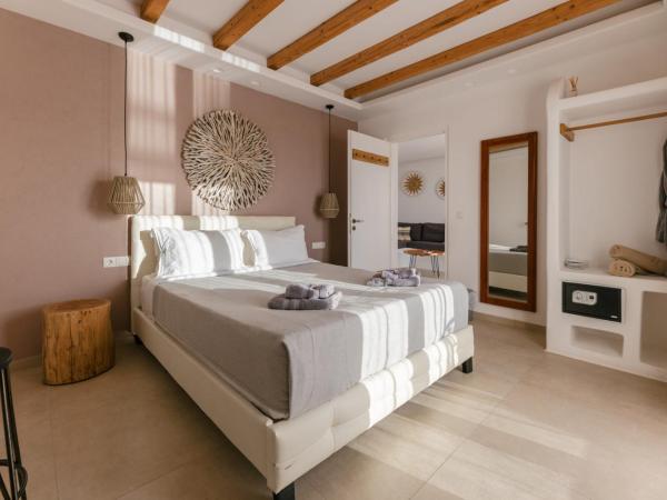 Naxos Finest Hotel & Villas : photo 2 de la chambre grand suite with private outdoor hot tub, hammam & sea view