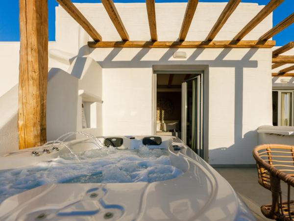 Naxos Finest Hotel & Villas : photo 6 de la chambre grand suite with private outdoor hot tub, hammam & sea view